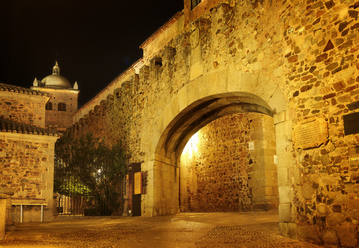 020 021.  Arco de la Estrella. Foto Turismo Cáceres