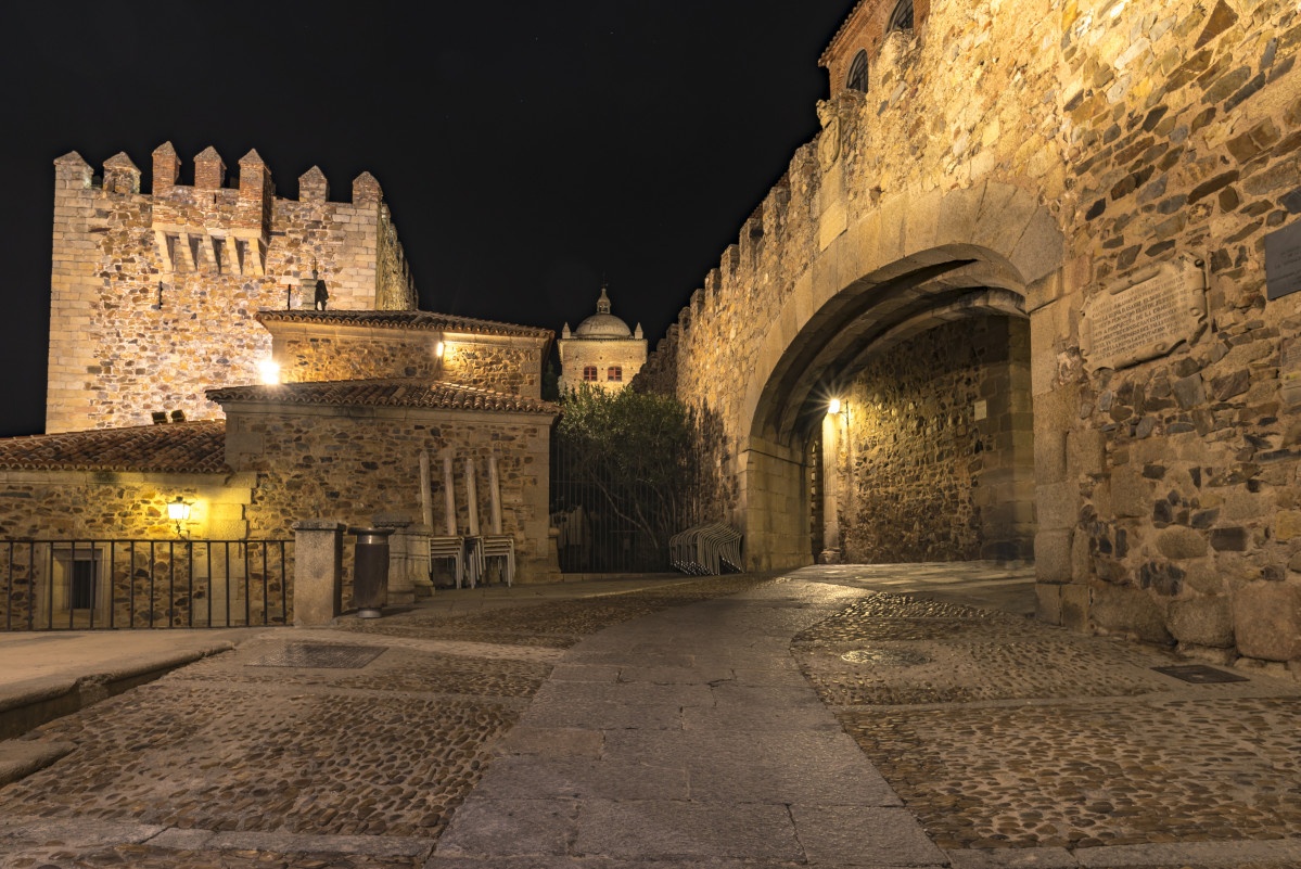 020 021.  Torre de Bujaco y Arco de la Estrella en Cáceres. Foto Charles Leutwiler