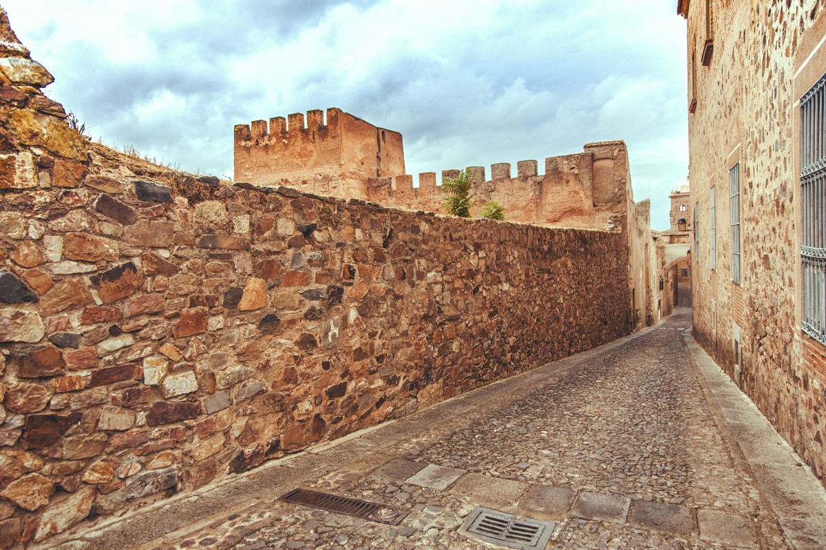 022 023.  Muralla medieval en la ciudad monumental de Cáceres. Foto L. Irina