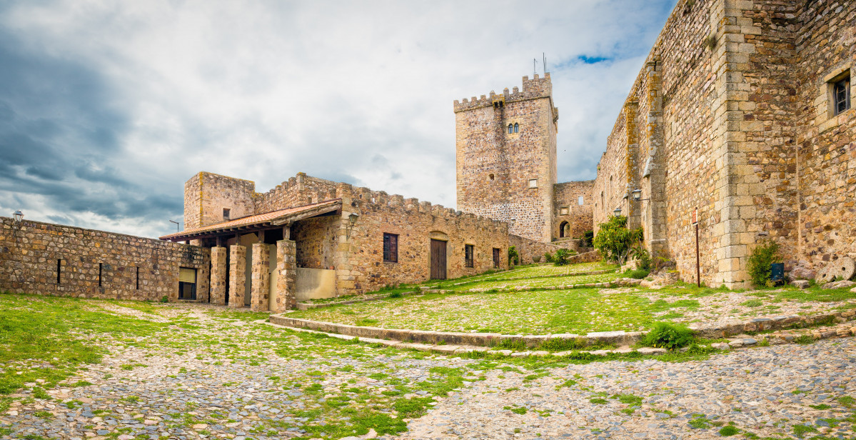 008 009  Castillo de Alburquerque. Foto Fotoeventis   Shutterstock 477413410