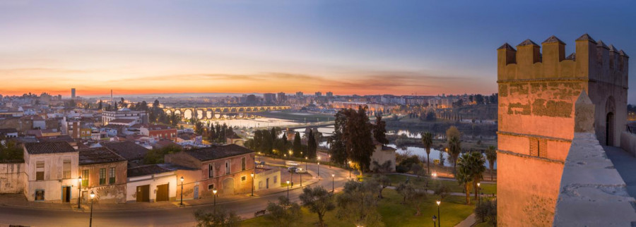 028 029  Vista panorámica del río Guadiana desde la ciudadela árabe de Badajoz. Foto Juan Aunión   Shutterstock 1232616637 1536x551