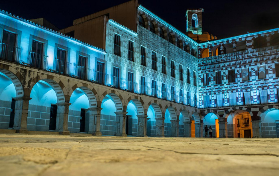 032 033  Plaza Alta de Badajoz iluminada en la noche. Foto Juan Aunión   Shutterstock 1101519521 1372x864