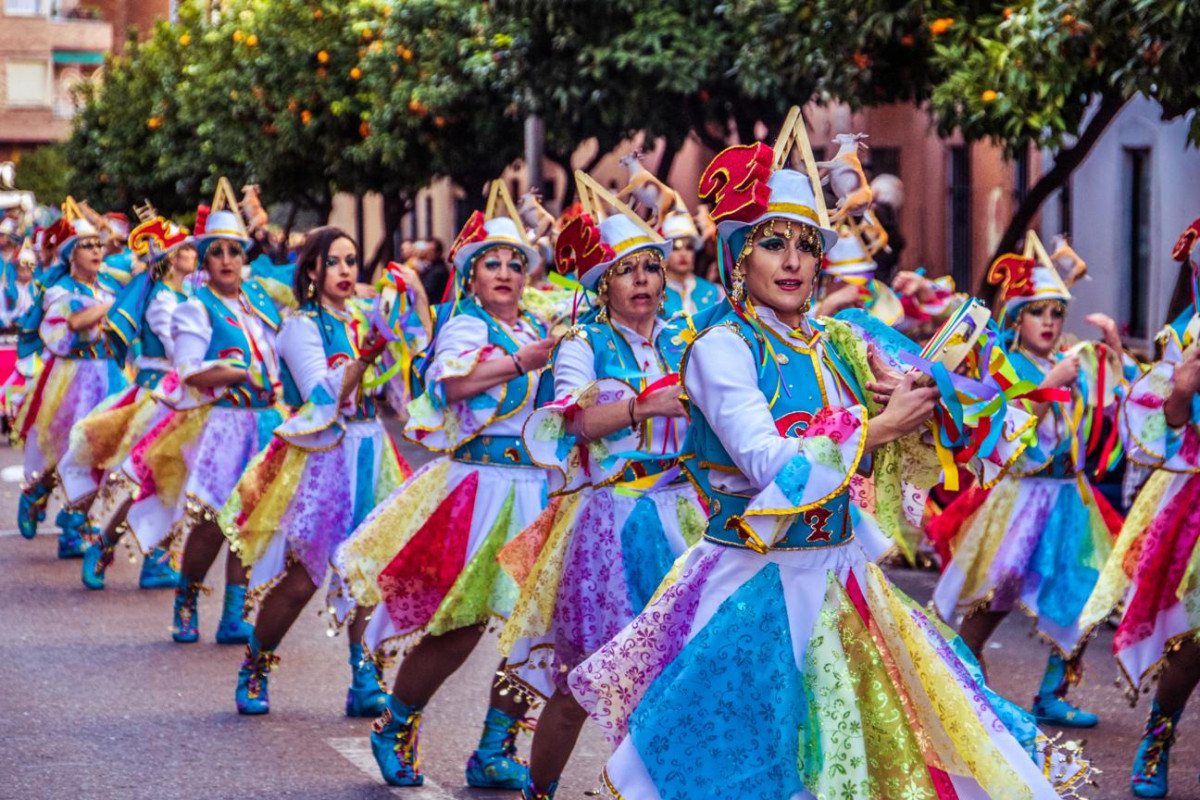 036 037  Comparsa en el desfile del Carnaval de Badajoz. Foto Turismo Badajoz 1296x864