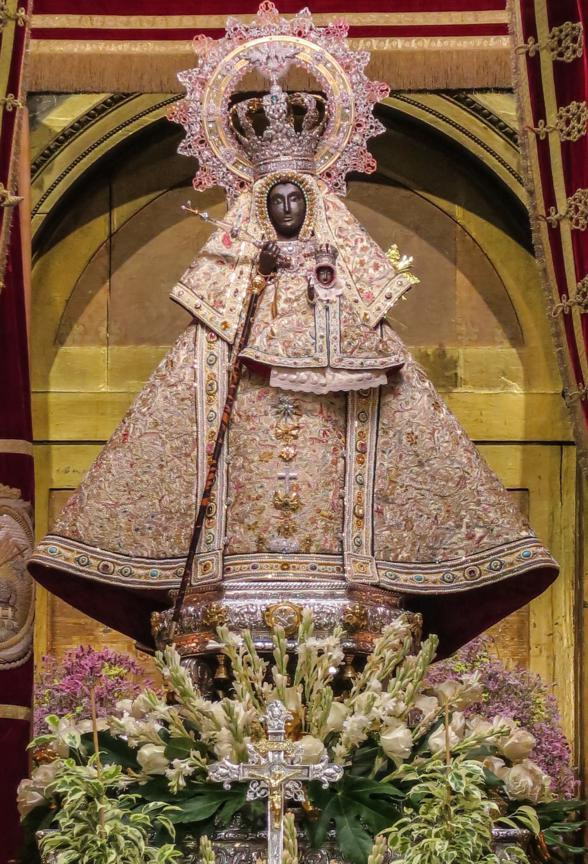 072 073  Virgen de Guadalupe, patrona de Extremadura. Foto Gabriel Sánchez Olmeda 588x864