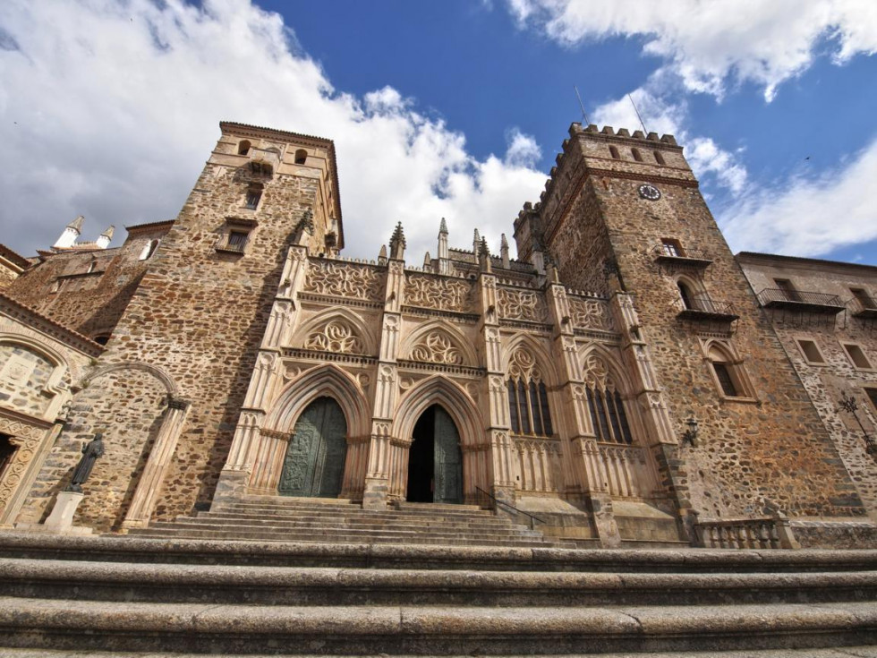 072 073. Fachada del Real Monasterio de Santa María de Guadalupe. Foto Jarno Gonzalez Zarraonandia 1152x864