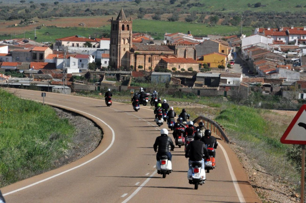 137 137  RECORRIDOS EN VESPAS ENTRE VIÑEDOS 1301x864