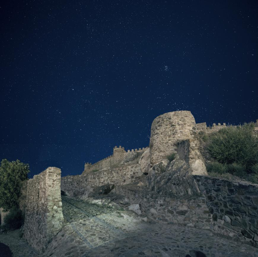 148 148  Castillo de Miraflores bajo el cielo estrellado. Foto Turismo Alconchel 870x864