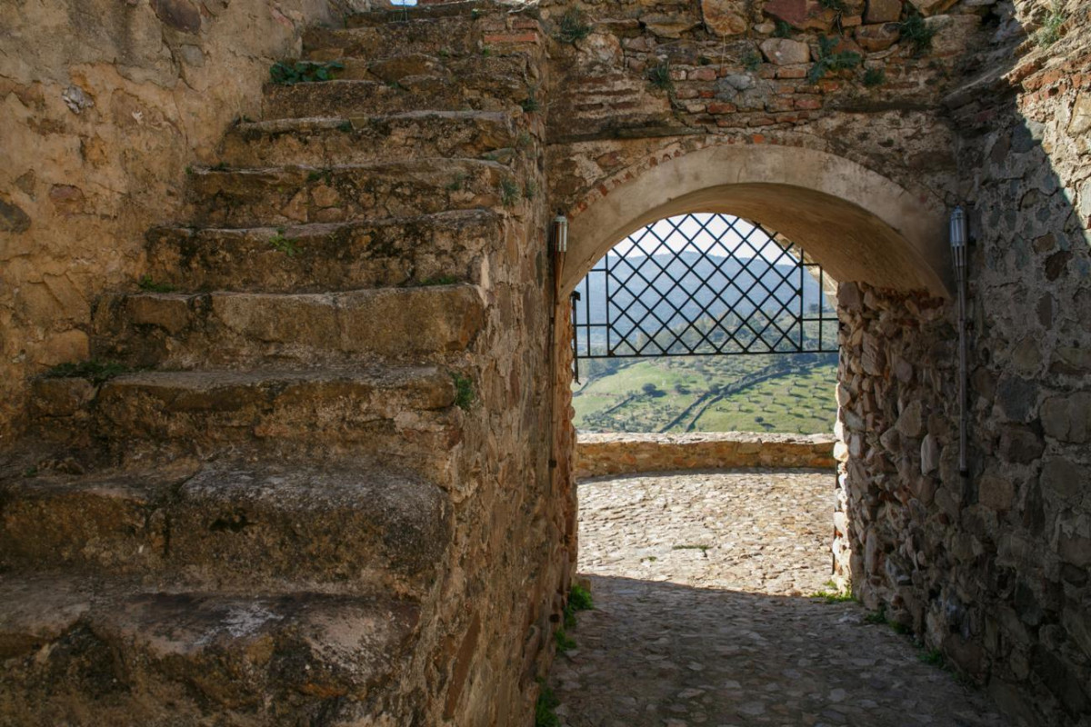 149 149.  Puerta de acceso a la fortaleza de Alconchel. Foto Shutterstock 564078493 (1) 1296x864