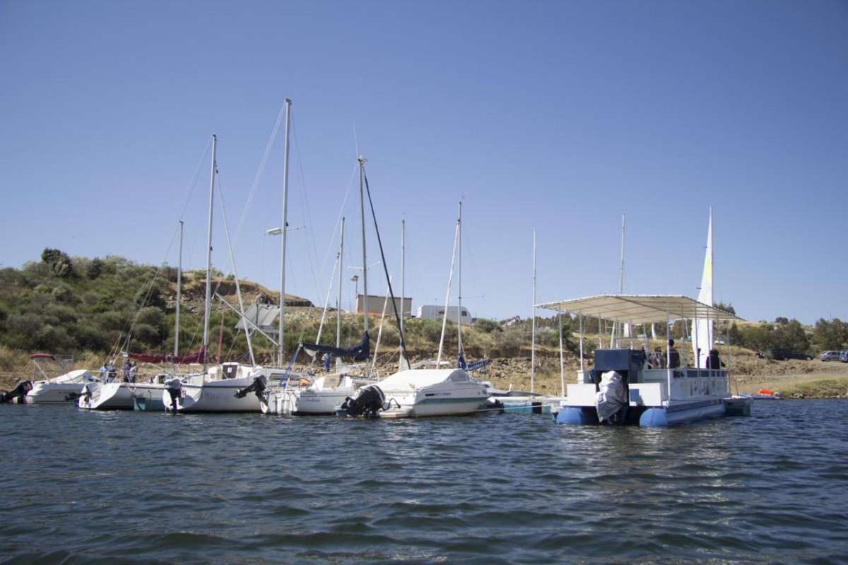 092 093.  Pantalán con barcos amarrados en Alcántara. foto Turismo Alcántara 1296x864