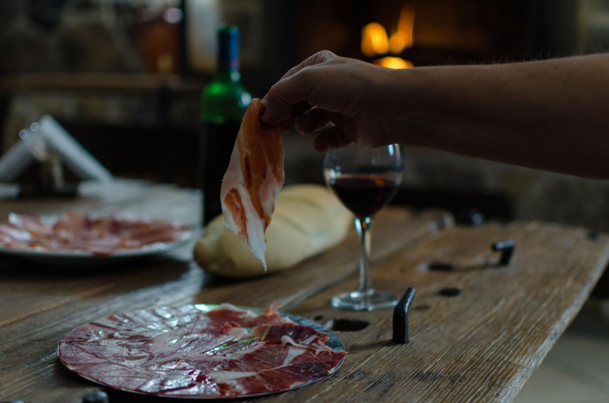 096 097.  Jamón de Montánchez.  Foto Turismo Montánchez (1) 1305x864