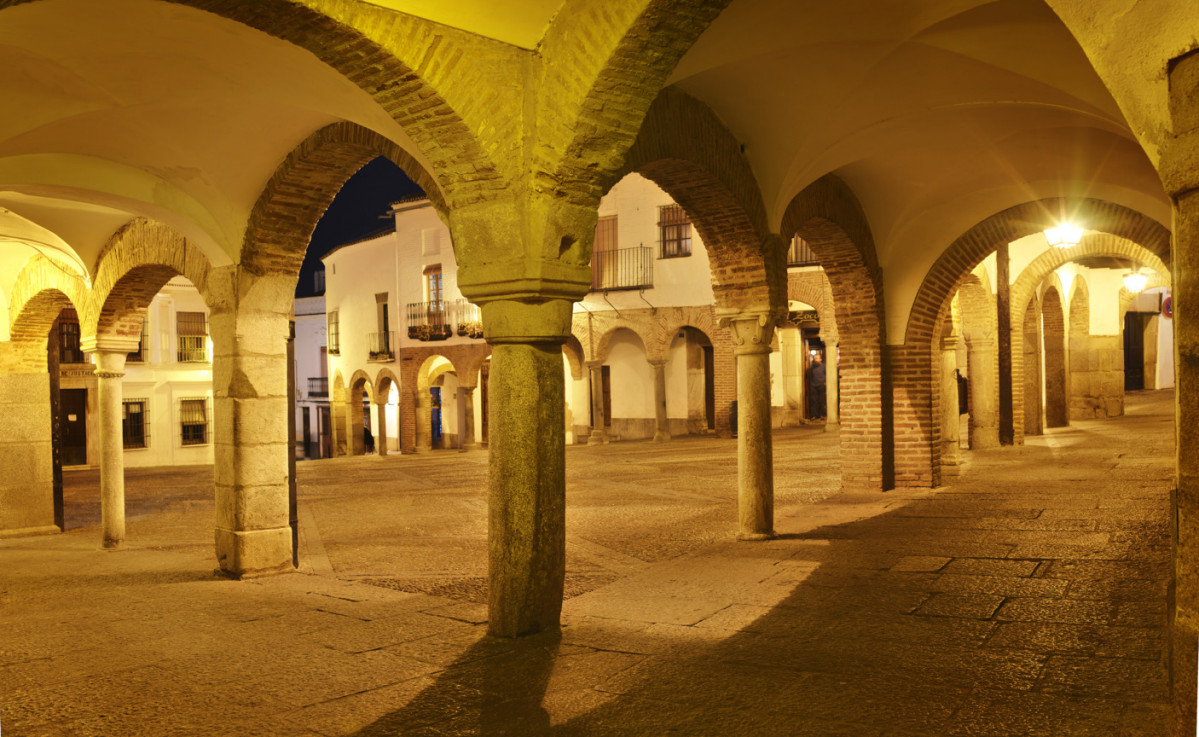 084 085. Plaza Chica de Zafra. Foto tourist Extremadura 1406x864