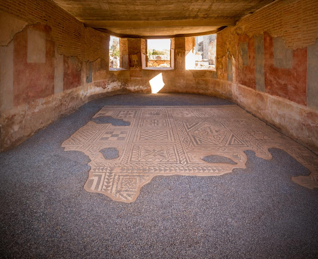 042 043  MEDIANA. Mosaico romano en Mérida. Foto Shutterstock 1062x864