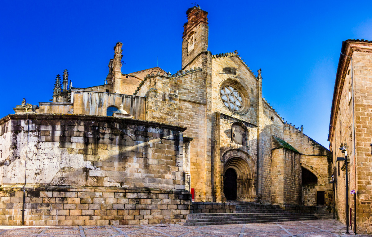 050 051  Catedral vieja de Plasencia. Foto Shutterstock 1090698182