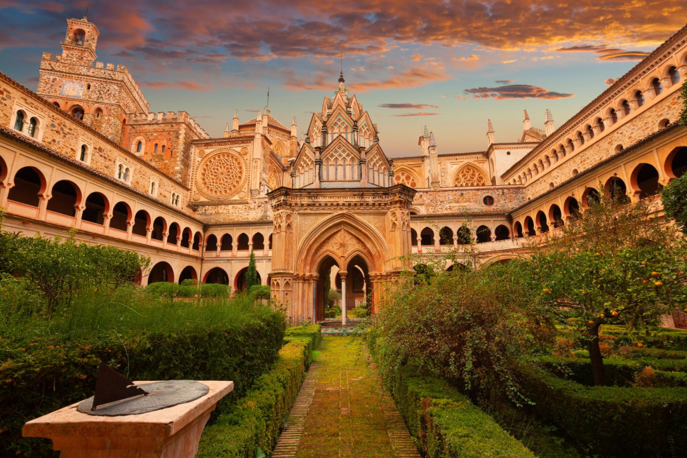 Monasterio de Santa Maria de Guadalupe 2048x1365