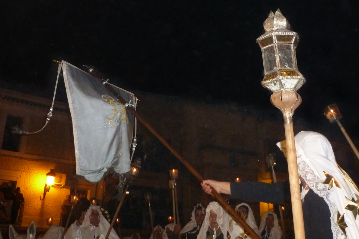 La Encamisá. Jinete con el estandarte. FOTO EXTREMADURA TURISMO